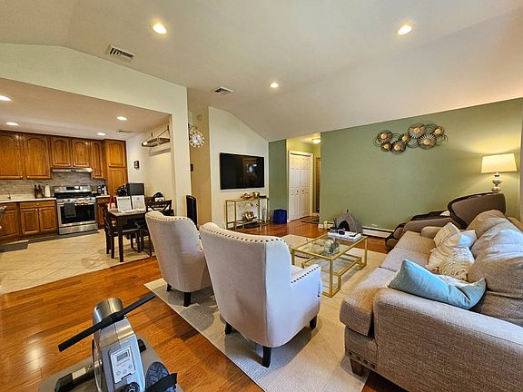 4th image of 10 Grace Park Dr