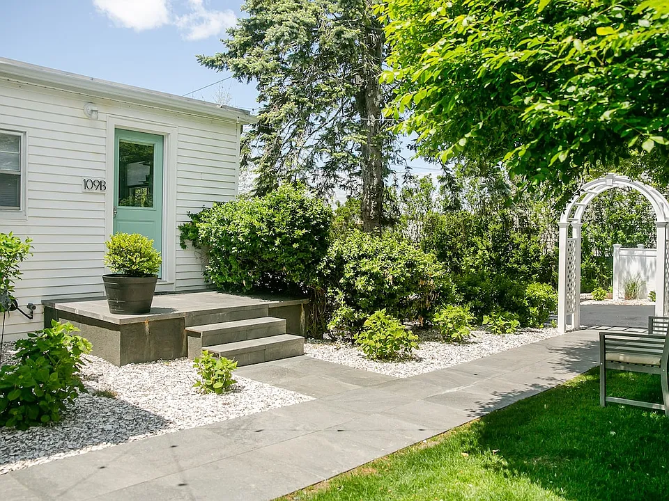 109B Aquidneck Ave