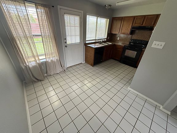 4th image of 728 Bluebonnet Dr APT A