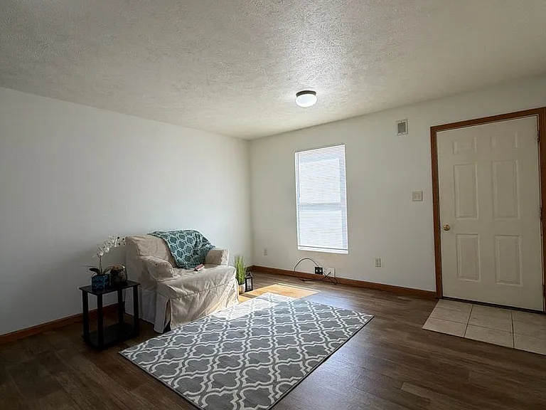 275 Woodridge Ct — Photo 2