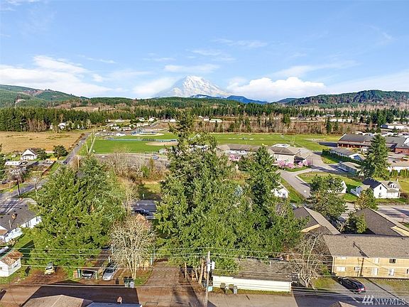 Stunning views of Mount Rainier are the icing on this cake! Beautiful town of Eatonville is 30+ minutes to Mt. Rainier. Fishing, hunting and lakes close by!
