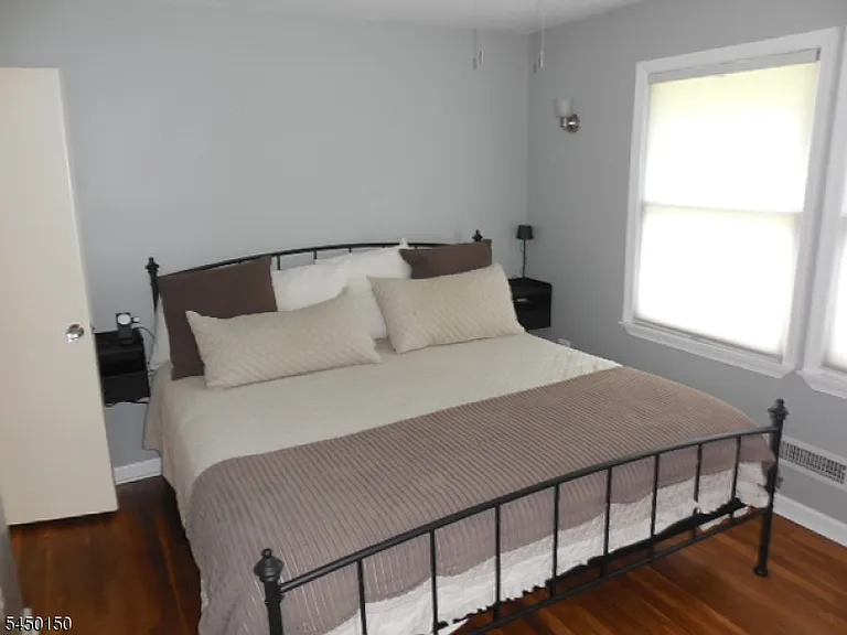 65 Fernwood Cres — Photo 3