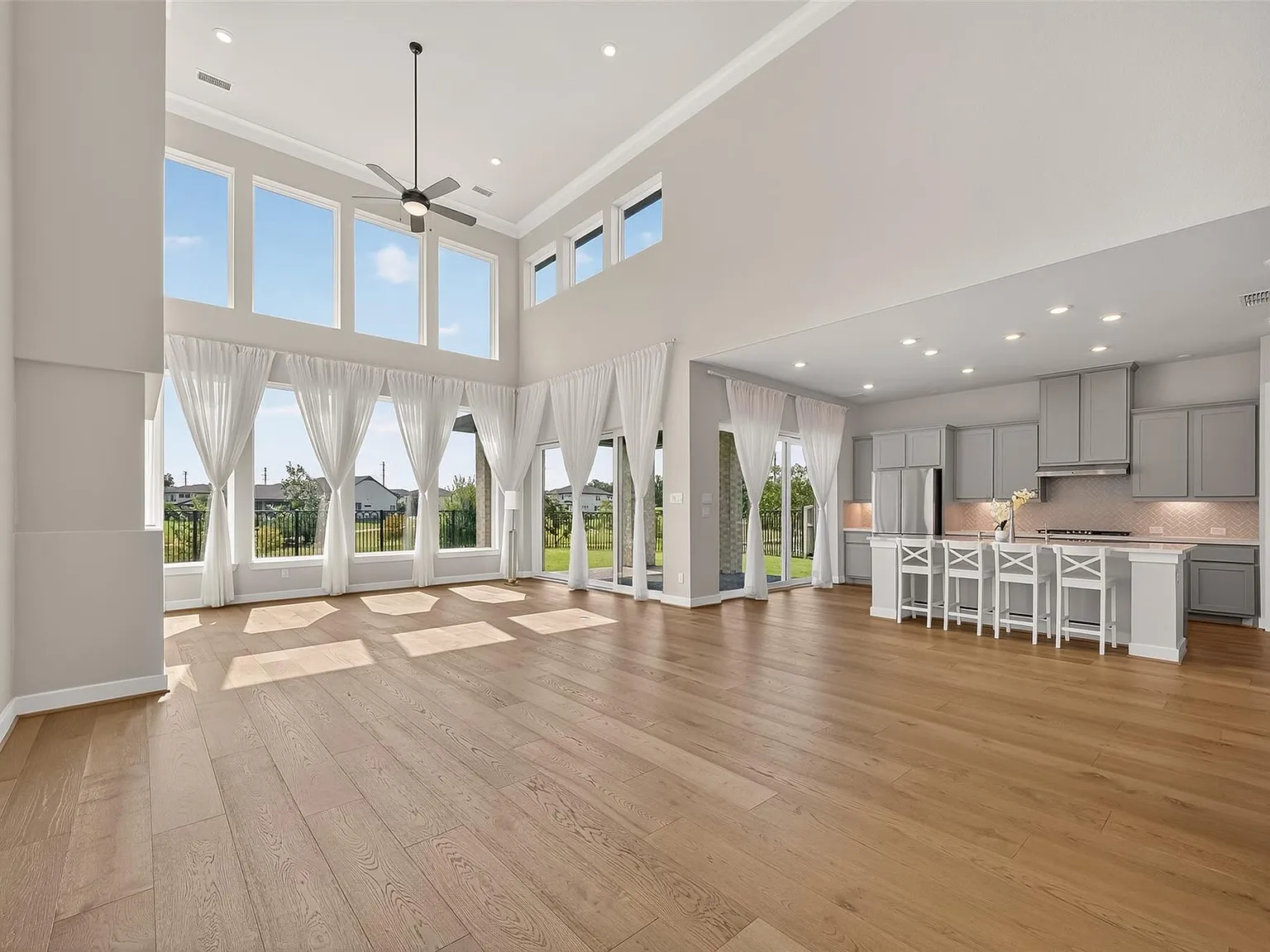 5 bed, 4.5 bath, 3853 sqft, $5,500 — Photo 1