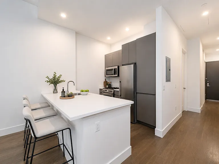321 W 37th St #7H — Photo 4