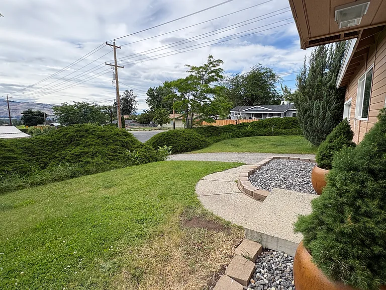 489 N Joseph Ave — Photo 14