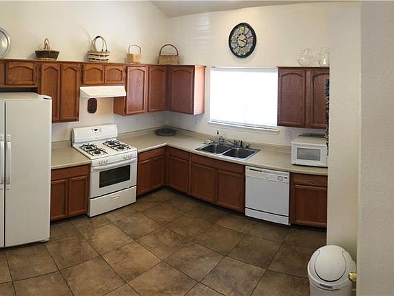 4th image of 824 Sunset Park Dr