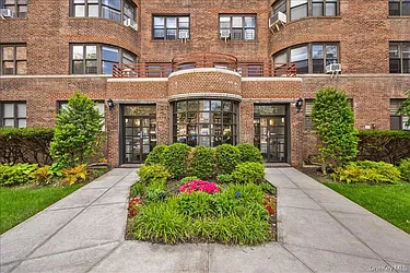 98-120 Queens Boulevard