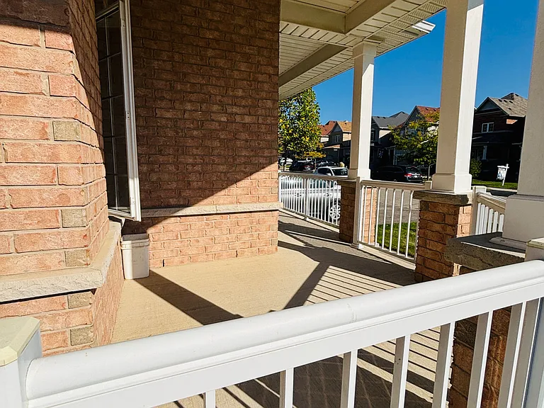 676 Baldwin Cres — Photo 3