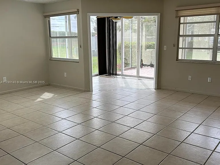 2277 SE 27th Dr — Photo 4