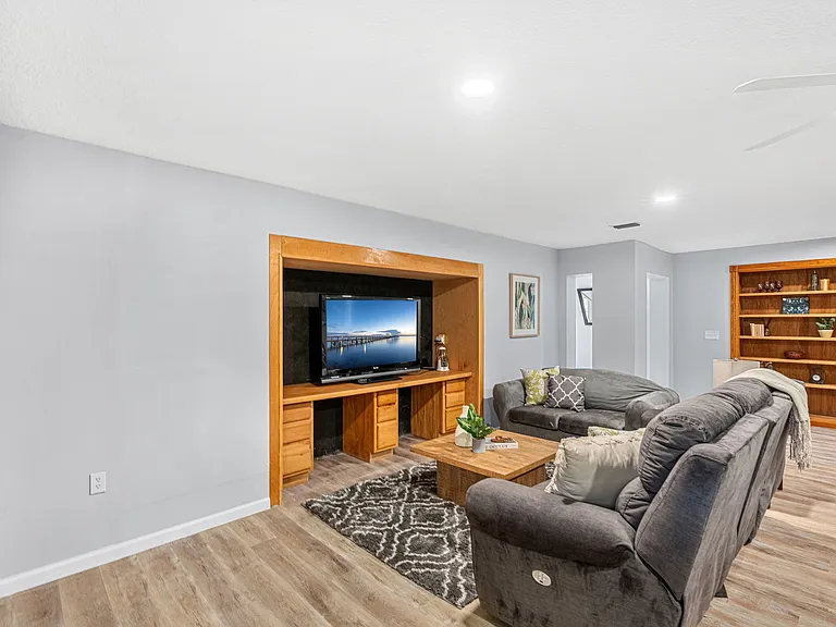 975 Oak St — Photo 16