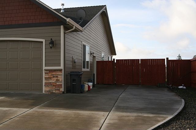 2nd image of 9738 Willamette St