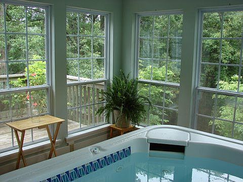 Sun room w/ hot tub