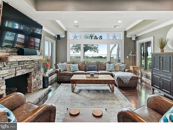 4th image of 243 N River Dr