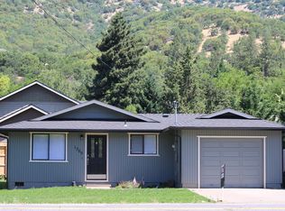 1365 2nd Ave, Gold Hill, OR 97525