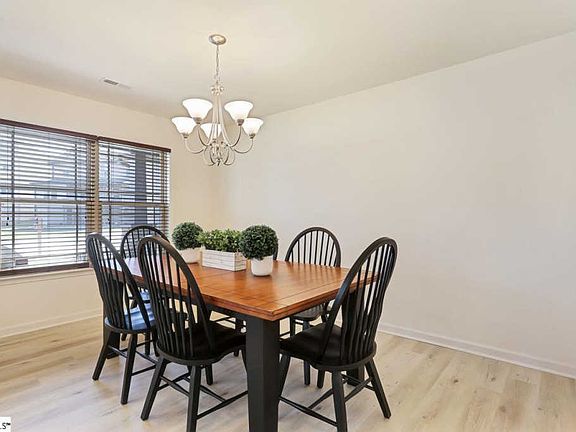 5th image of 668 Chartwell Dr
