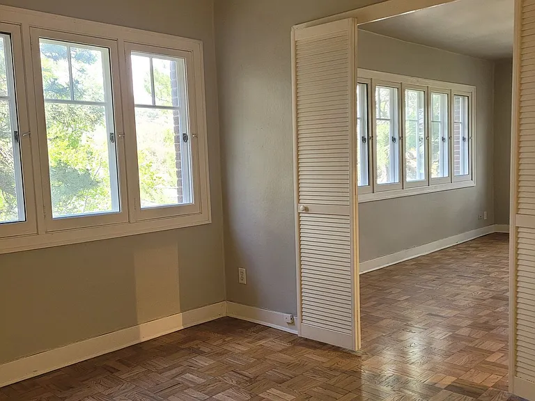 Pollyanna Apartments — Photo 23
