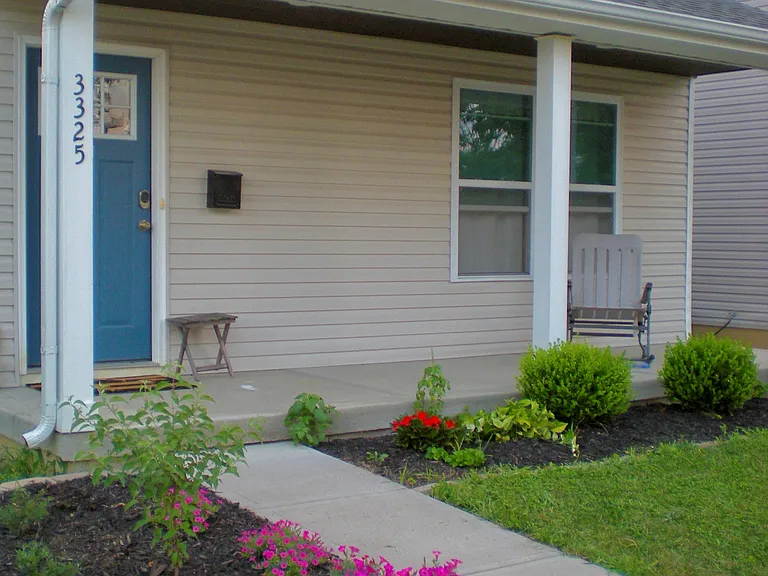3325 Latonia Ave — Photo 2
