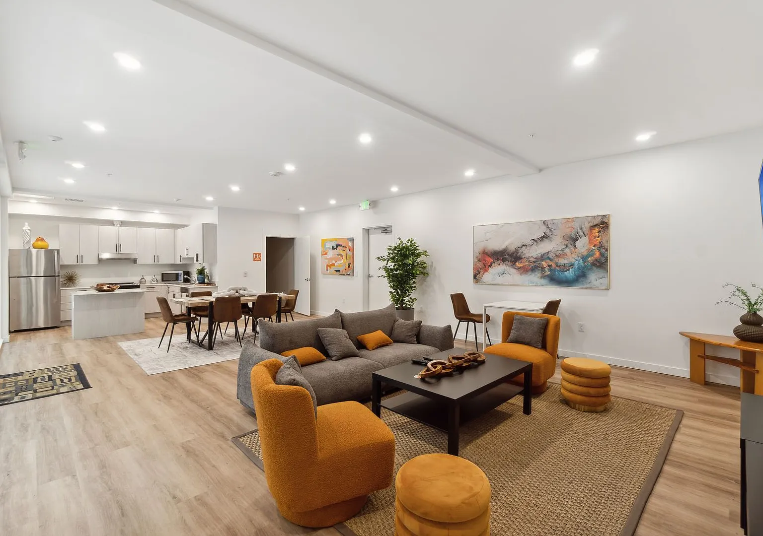 Divine Court Apartments — Photo 4