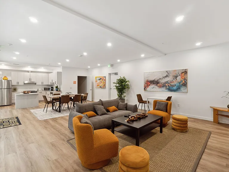 Divine Court Apartments — Photo 18