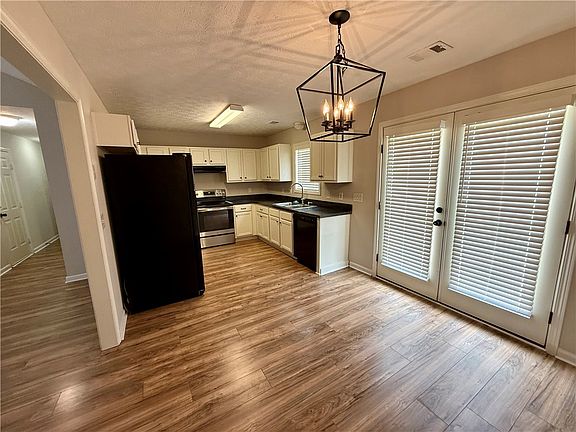 4th image of 2802 Pineknoll St