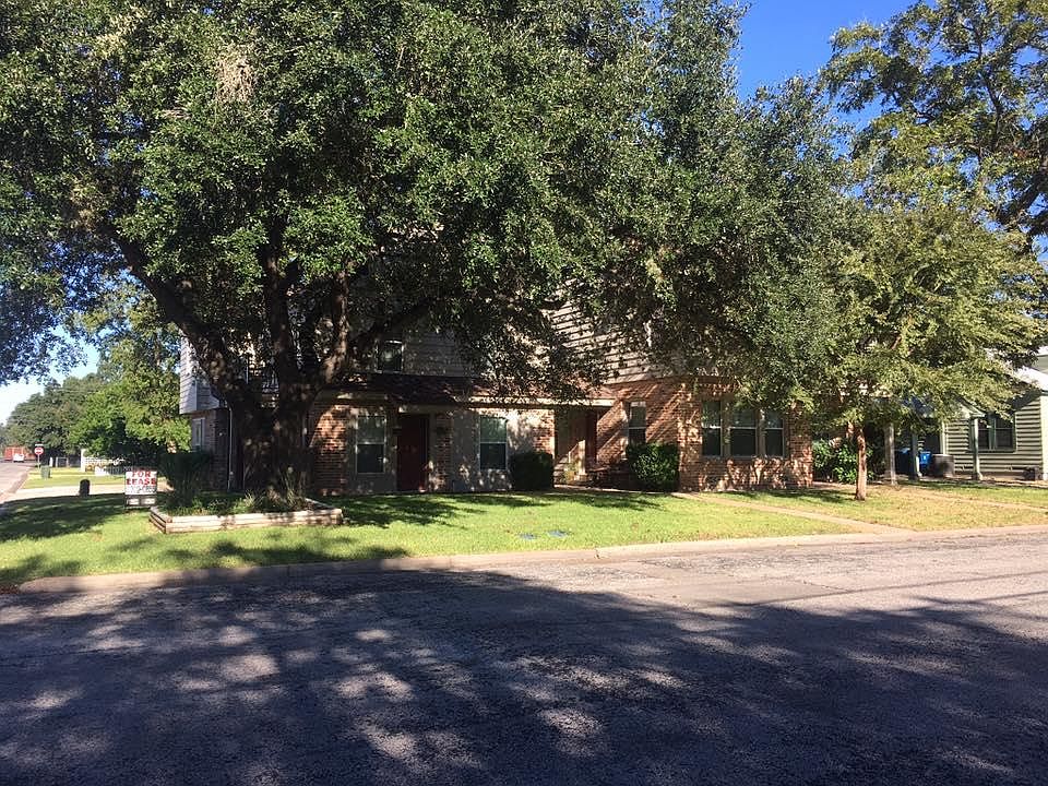 Located 1 block from beautiful downtown square. Shops,rest