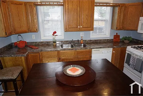 4 bed, 1000 sqft, $1,900 — Photo 2