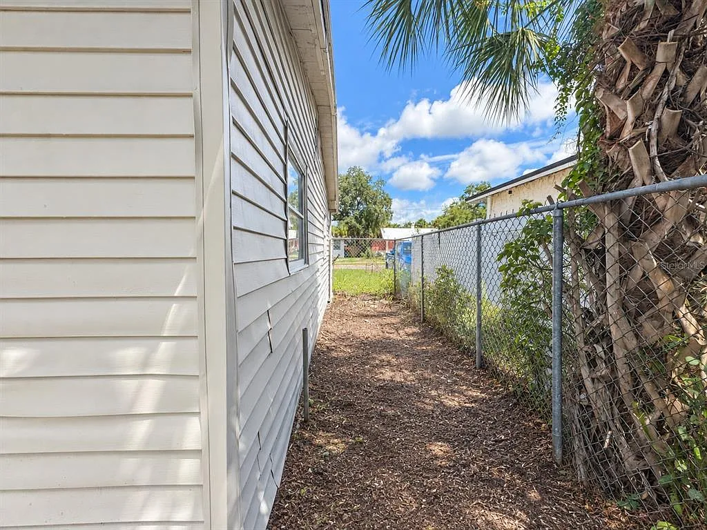 3 bed, 2.0 bath, 955 sqft, $2,050 — Photo 4