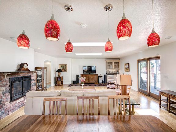 5th image of 629 Sierra Dr SE