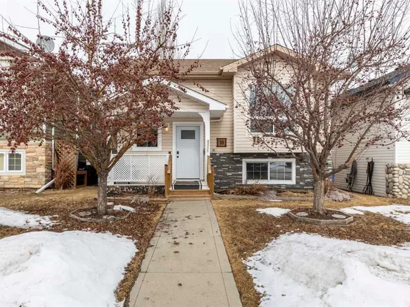 10 S Hawthorne Way, Penhold, AB T0M 1R0