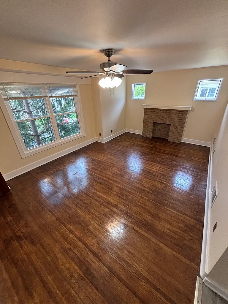 3 bed, 900 sqft, $1,300 — Photo 1