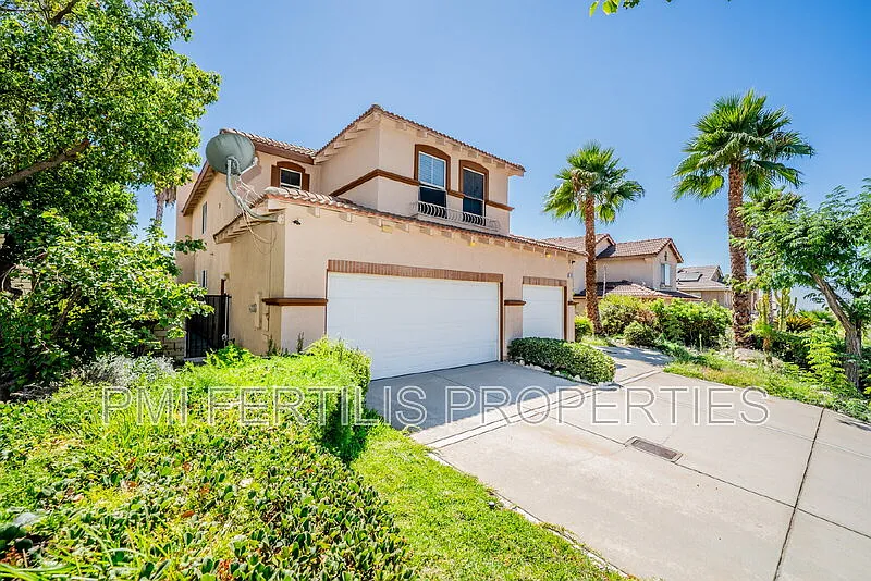 4 bed, 3.5 bath, 2328 sqft, $3,680 — Photo 2