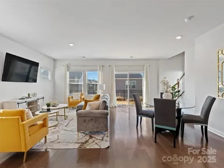 571 Palmarosa St #130 — Photo 8