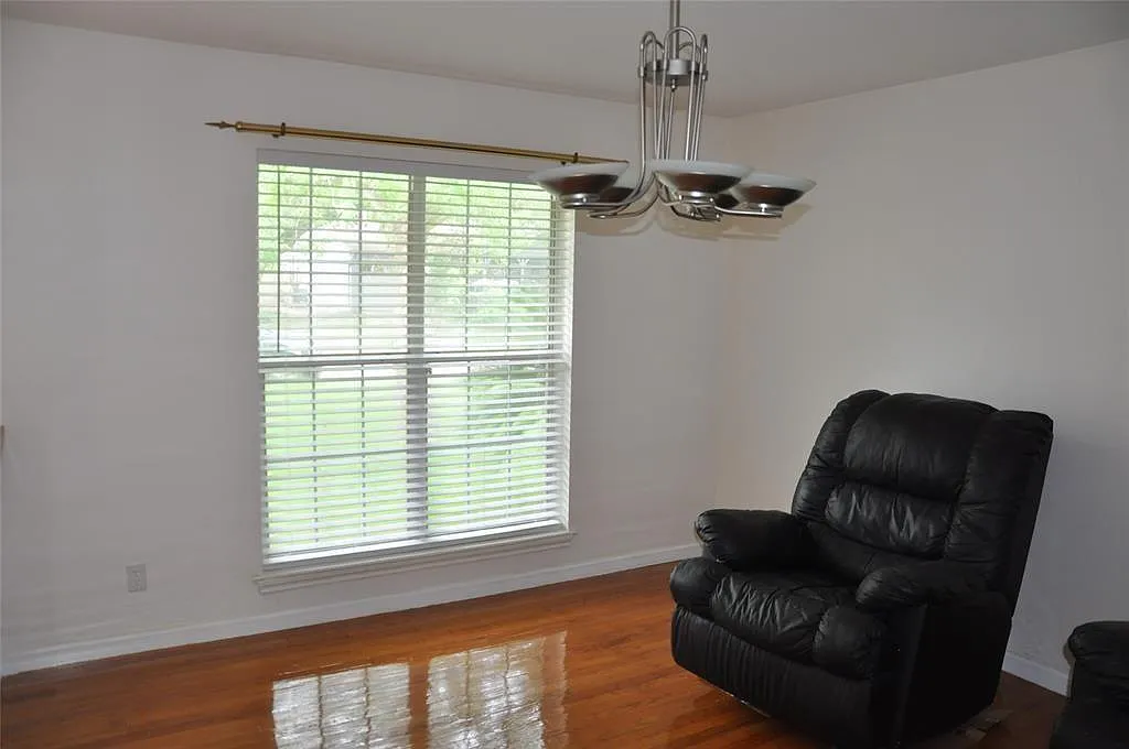 3 bed, 2.0 bath, 1861 sqft, $2,200 — Photo 2