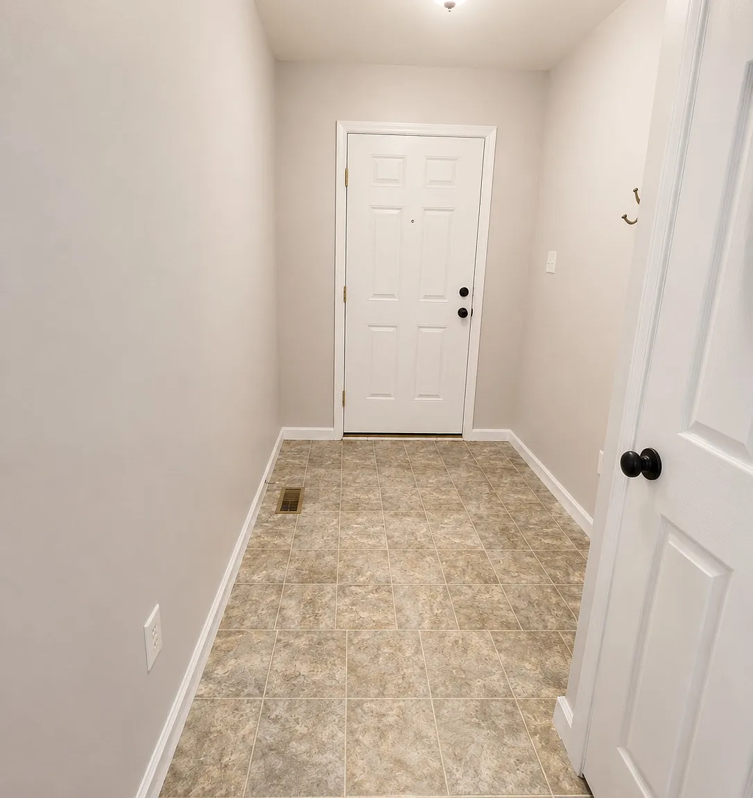 3 bed, 2.5 bath, 2220 sqft, $2,200 — Photo 2