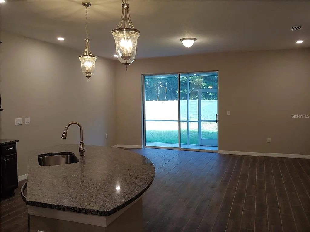 3 bed, 2.5 bath, 1884 sqft, $2,550 — Photo 3