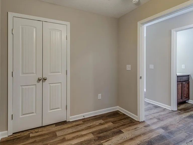 313 N Diagonal St — Photo 8