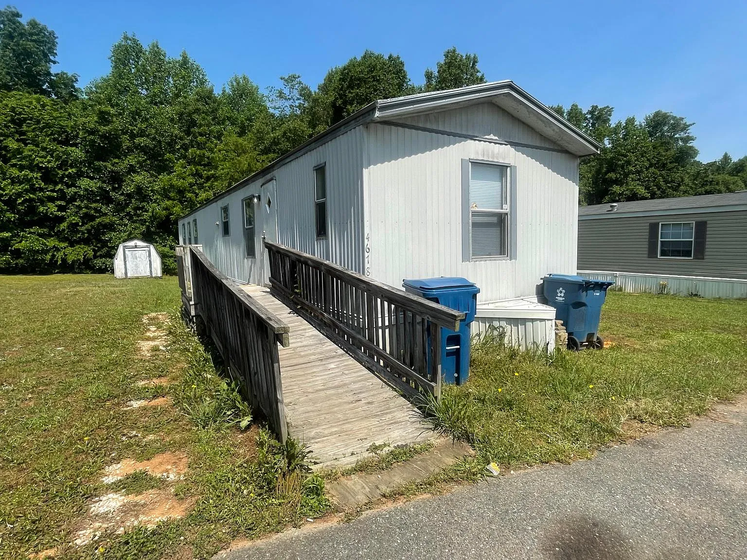 3 bed, $995 — Photo 1