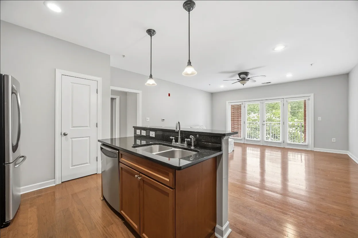 1 bed, 822 sqft, $1,550 — Photo 2