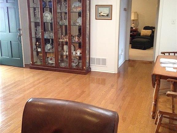 3rd image of 149 Oakbrook Dr