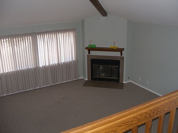 Living Rm w/Fireplace