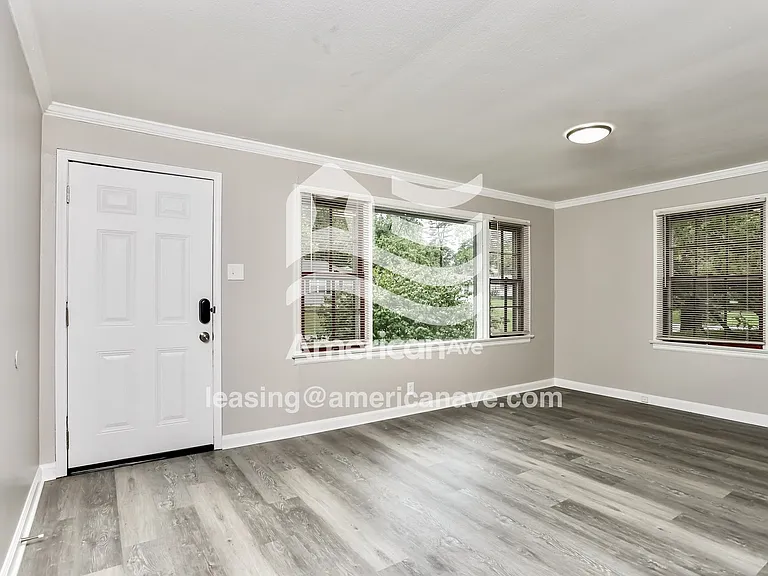 881218_005_wm_-_living_room_13077498.jpg