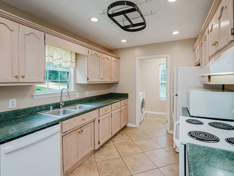 120 Lynn Dr — Photo 14