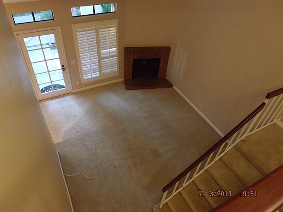 Living room w/fireplace