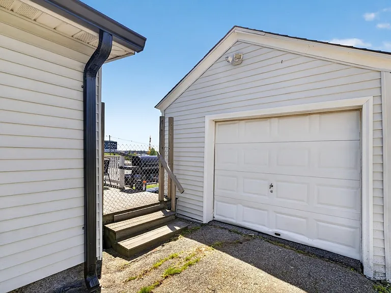 13 Oak St — Photo 11