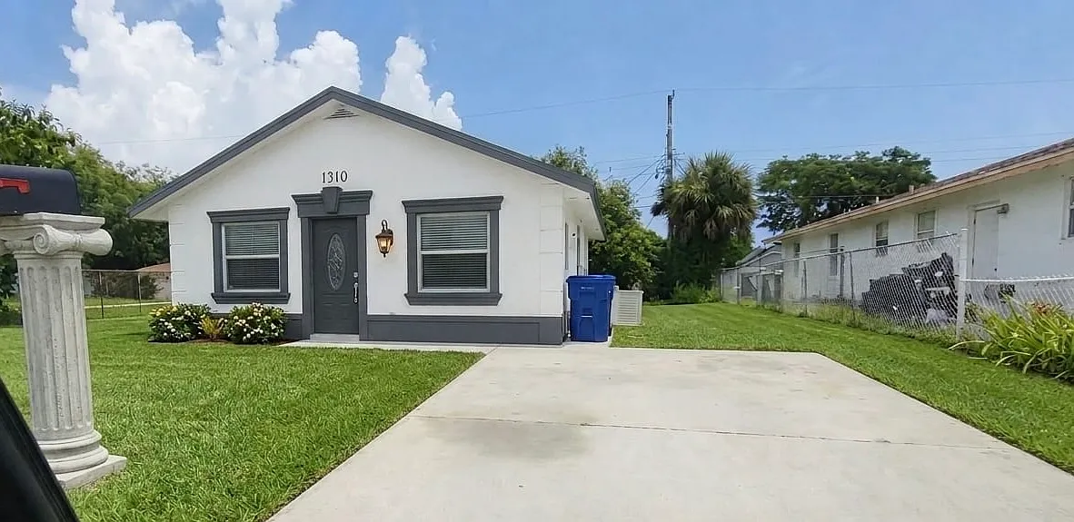 W 24th St, Riviera Beach — Photo 1