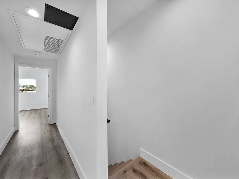 11516 Victory Blvd — Photo 16