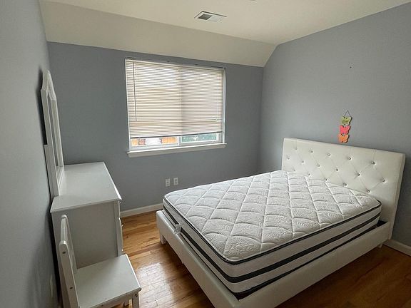 4th image of 155 Moreland St