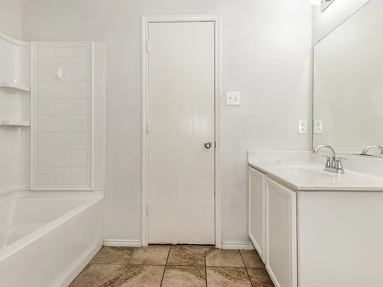2704 Redwood St — Photo 11
