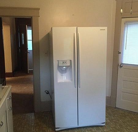 Fridge w/working ice machine