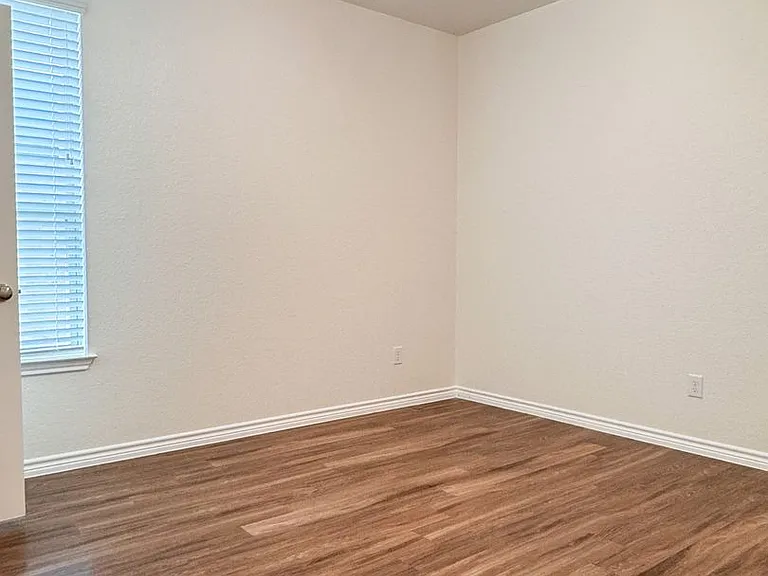 5108 Red Rose Xing — Photo 6
